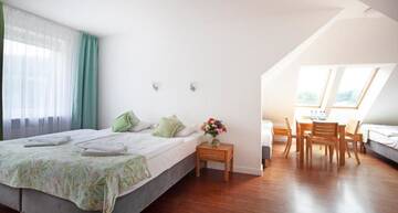 Фото номера Стандартный четырехместный номер Отель Holimo Hotel г. Строне-Слёнске 2