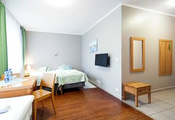 Фото номера Стандартный трехместный номер Отель Holimo Hotel г. Строне-Слёнске 2