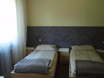 Фото номера Четырехместный номер с ванной комнатой Комплексы для отдыха с коттеджами/бунгало Ośrodek Turystyczny Menos г. Строне-Слёнске 6